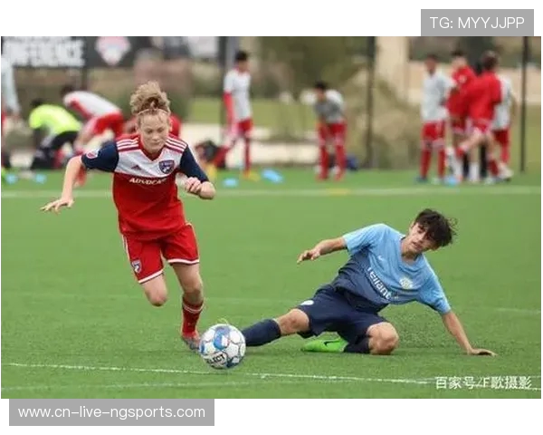 《足球巨星的成长之路：从青训到世界舞台的辉煌蜕变》